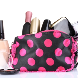 How to pack your travel makeup case