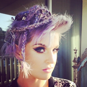 Should you add unexpected accessories to your hair?